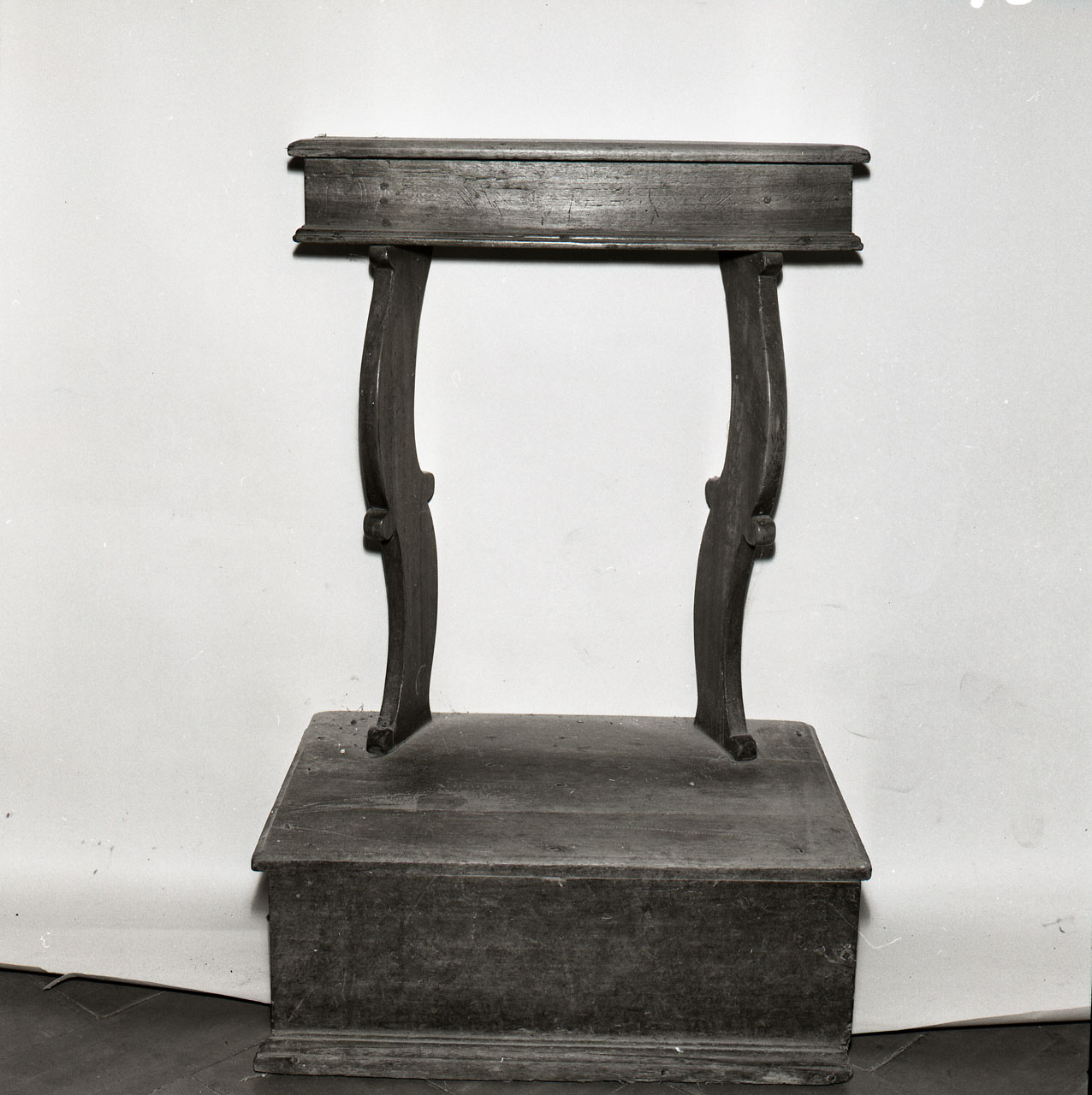 inginocchiatoio - a montanti sagomati - bottega toscana (sec. XVIII)