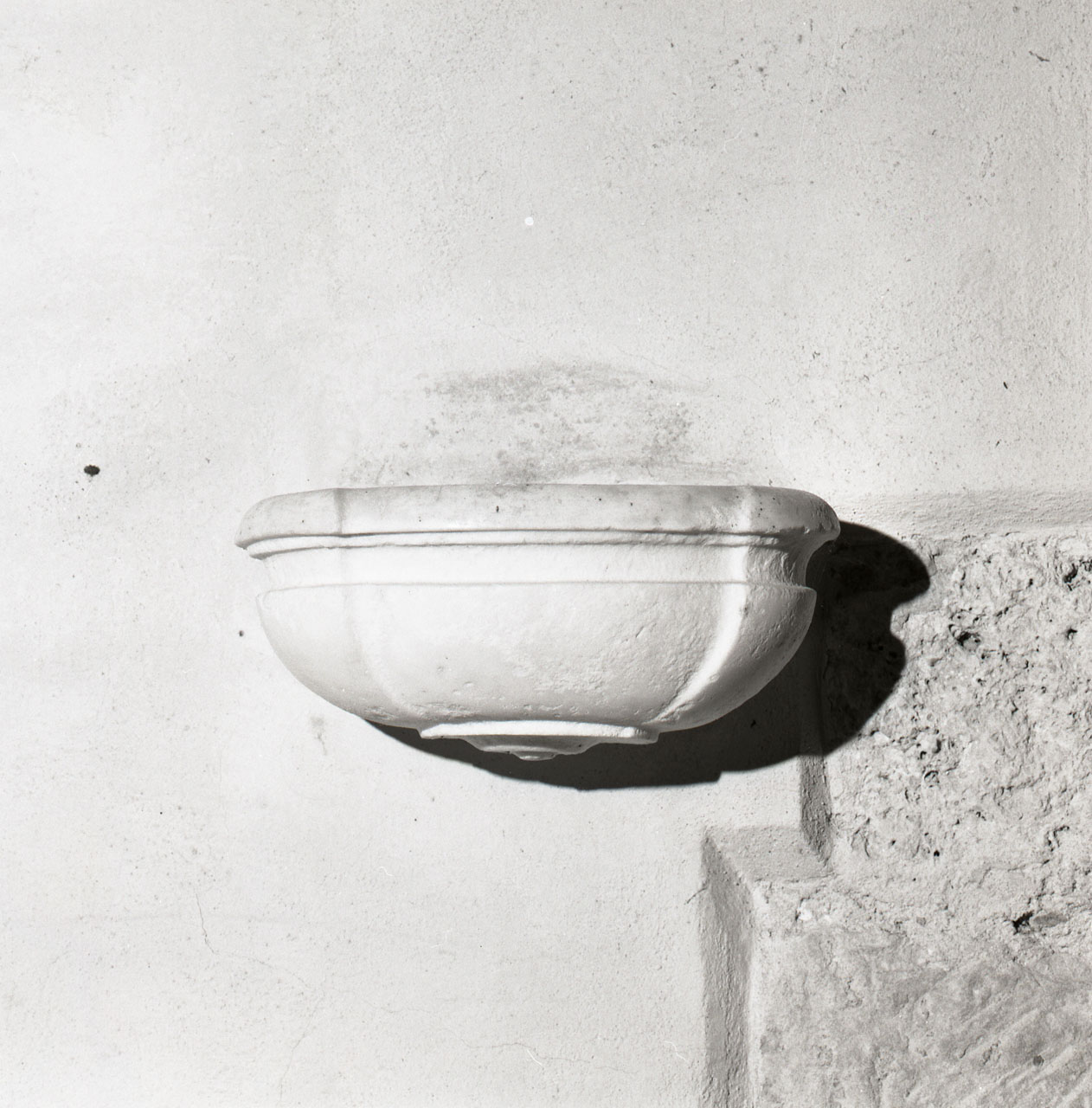 acquasantiera da parete - bottega italiana (sec. XVIII)