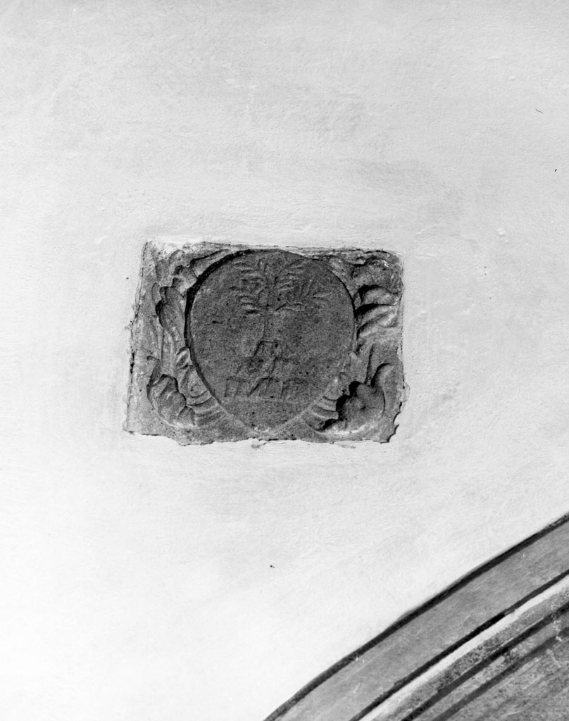 stemma gentilizio della famiglia Puccini (scultura, coppia) - bottega toscana (sec. XVI)