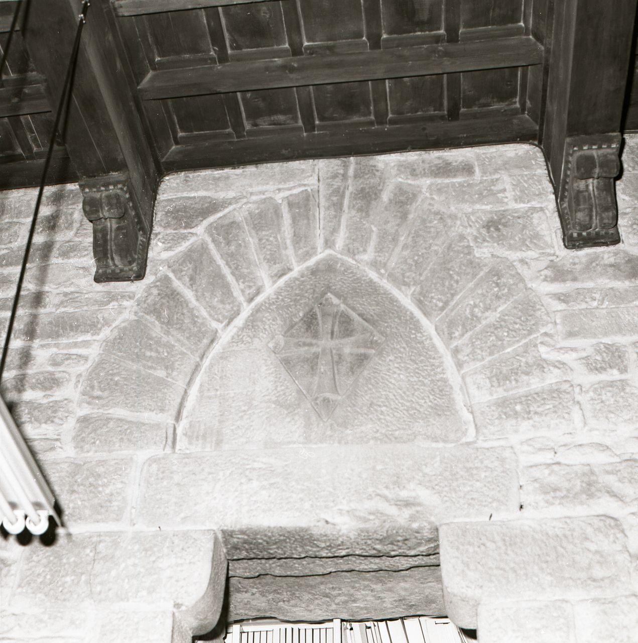 croce (rilievo) - ambito toscano (prima metà sec. XIV)