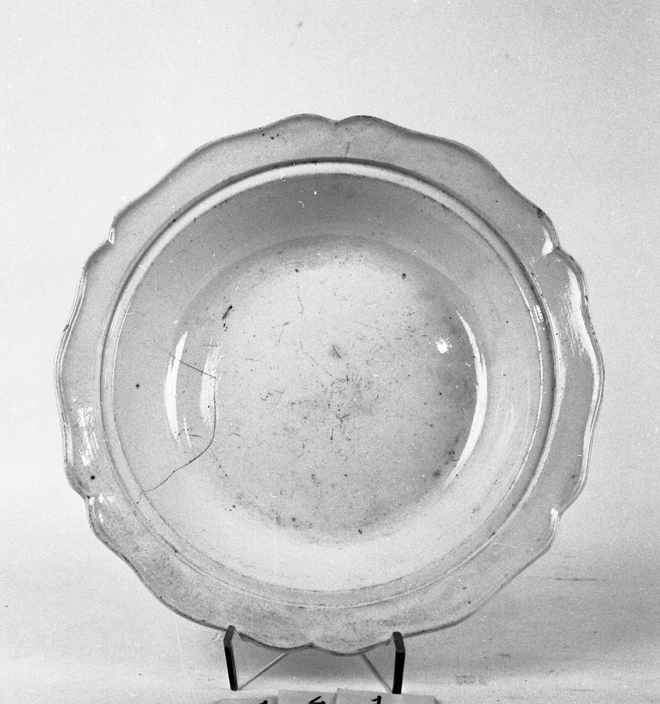 piatto da portata, opera isolata - bottega Herculaneum (?) (secc. XVIII/ XIX)