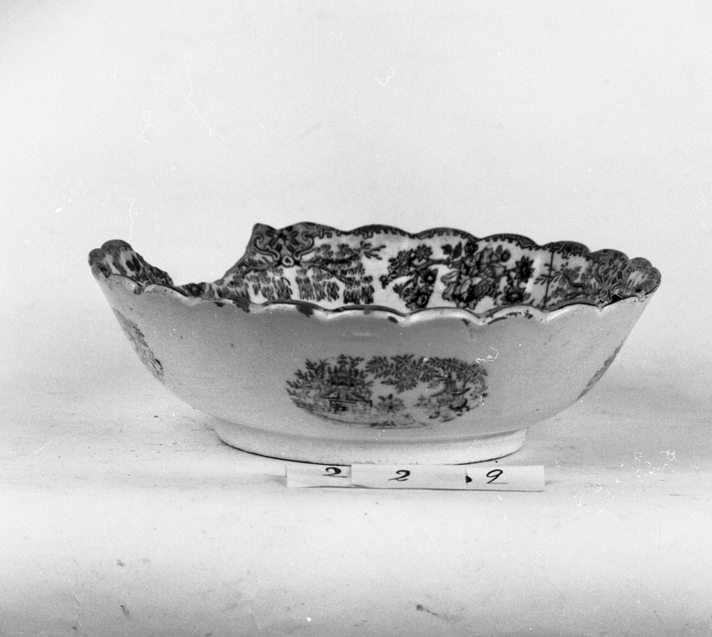 insalatiera, opera isolata - bottega italiana (ultimo quarto sec. XIX)