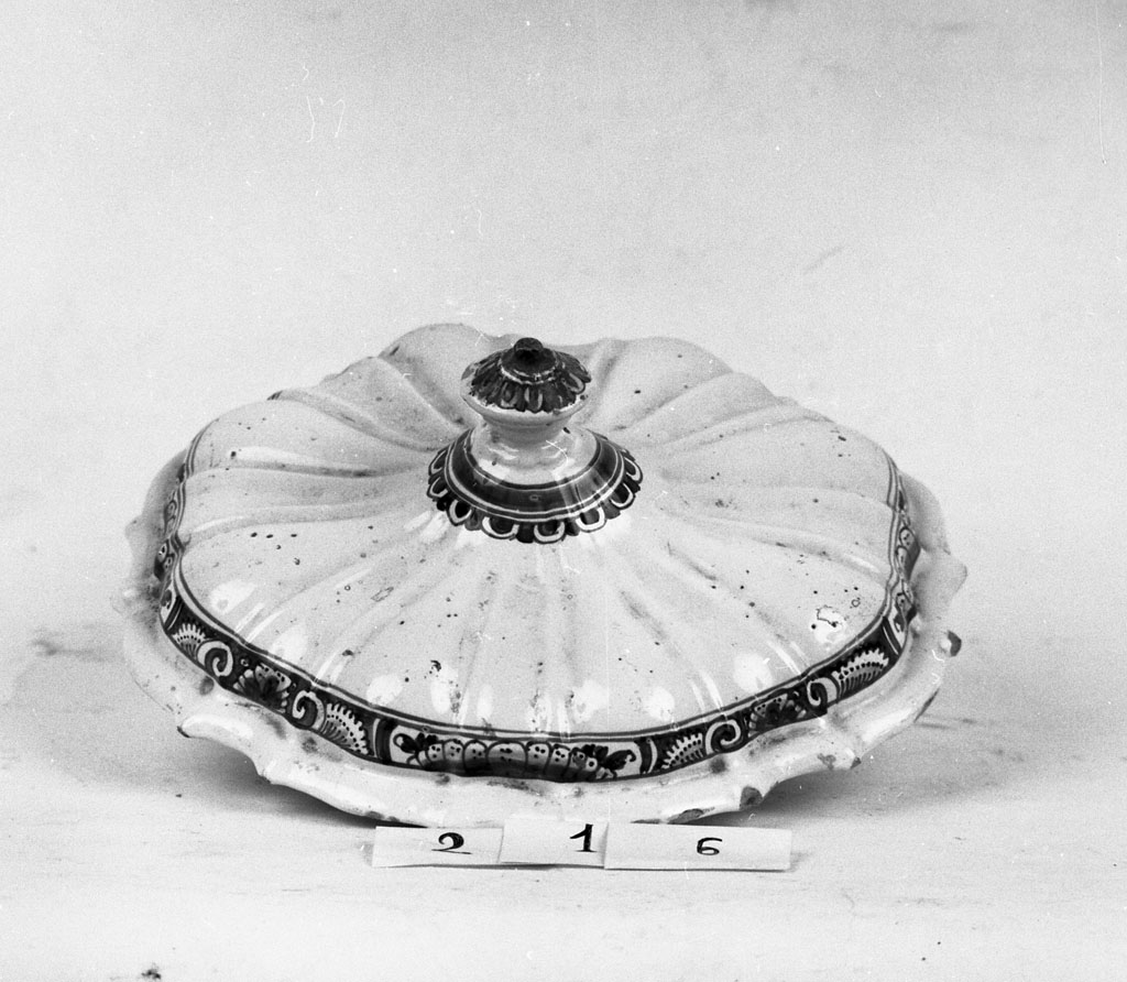 coperchio di zuppiera, opera isolata - bottega Italia centrale (seconda metà sec. XVIII)