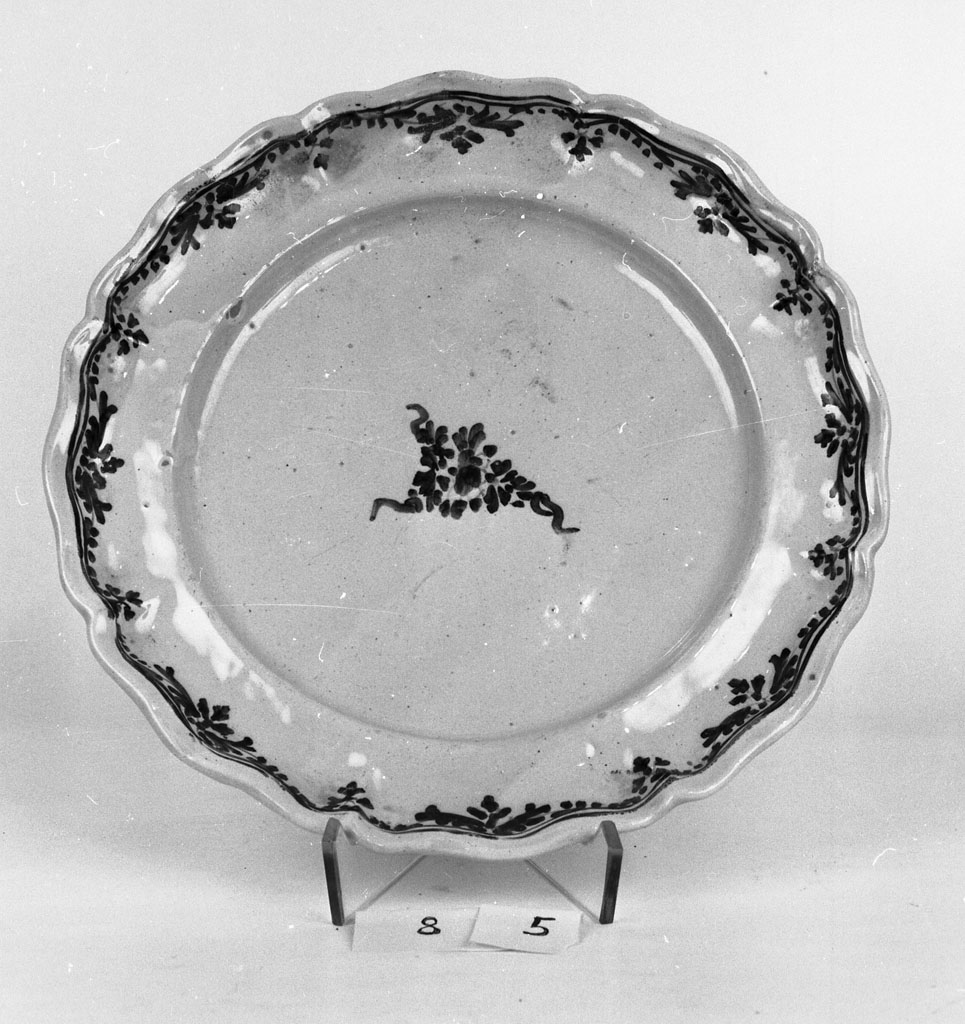 piatto, serie - bottega faentina (seconda metà sec. XVIII)