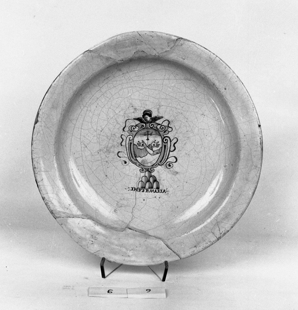 piatto, opera isolata - bottega derutese (prima metà sec. XVII)