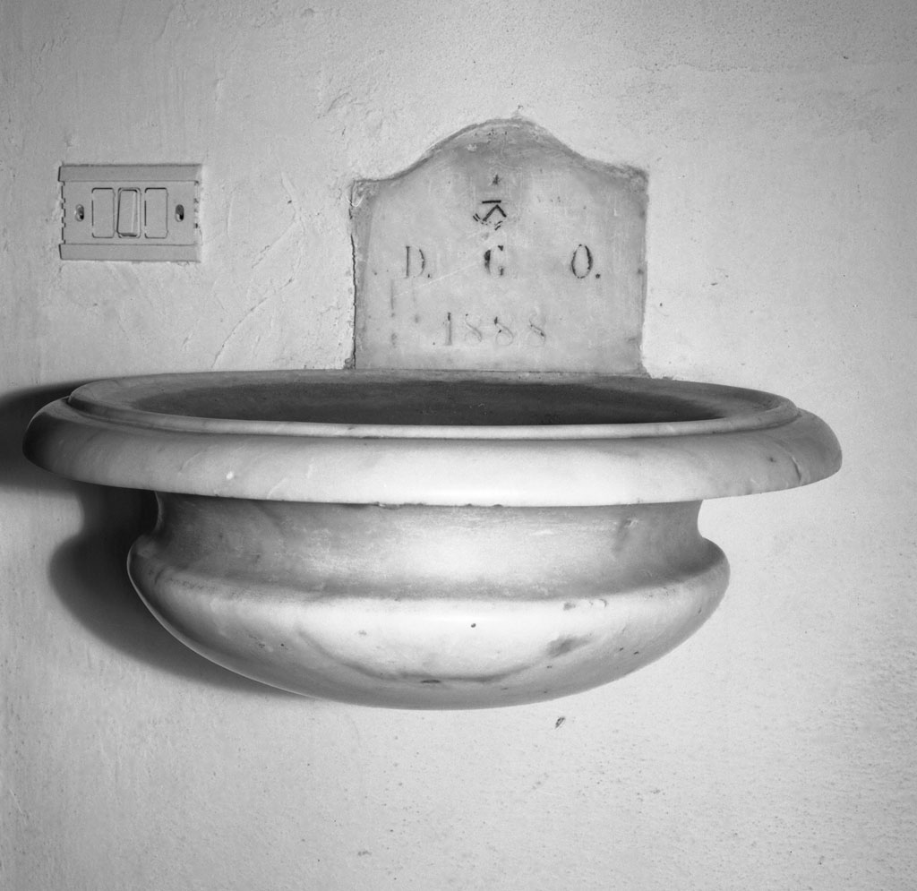 acquasantiera da parete, coppia - bottega toscana (sec. XIX)