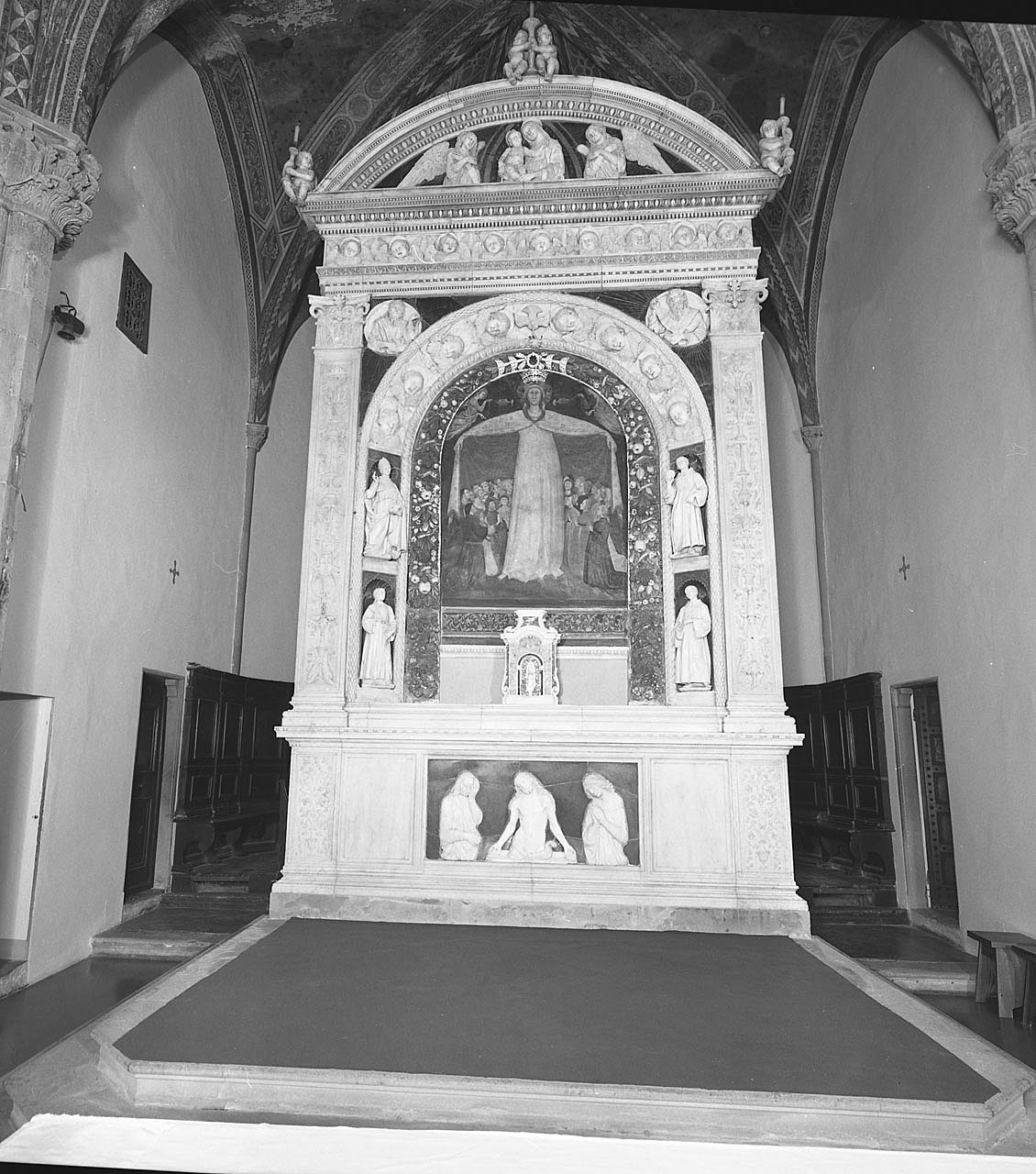 altare maggiore di Della Robbia Andrea (attribuito) (sec. XV)