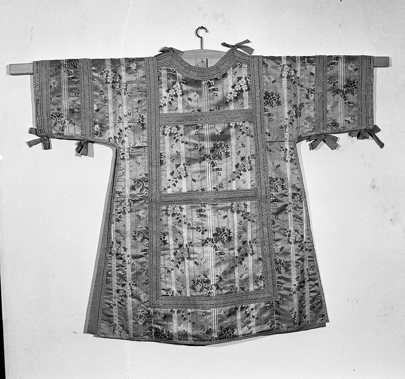 paramento liturgico - in terzo - manifattura italiana, manifattura francese (sec. XVIII)