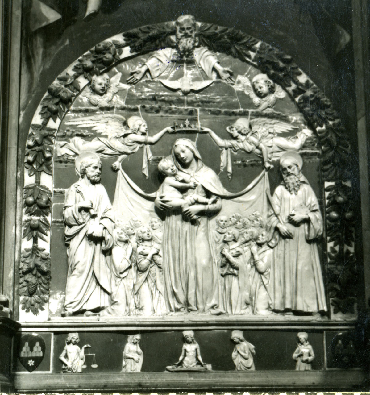 Madonna della Misericordia tra San Pietro e San Benedetto (pala d'altare) di Della Robbia Andrea (inizio sec. XVI)