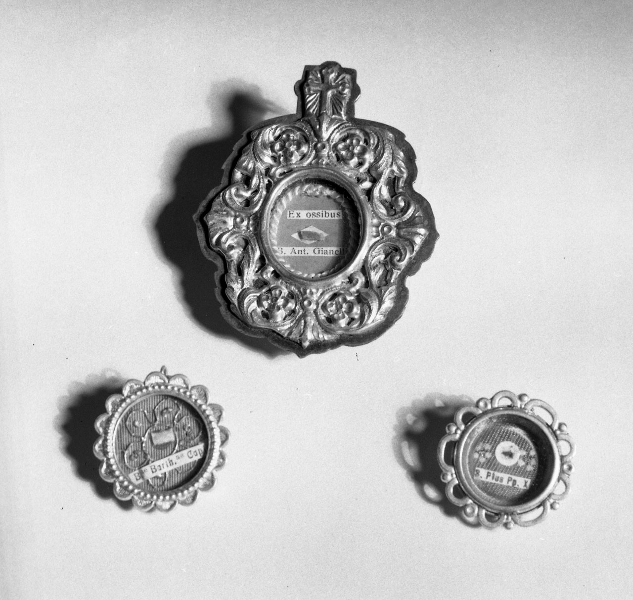 reliquiario a capsula - a medaglione, serie - bottega italiana (sec. XIX)