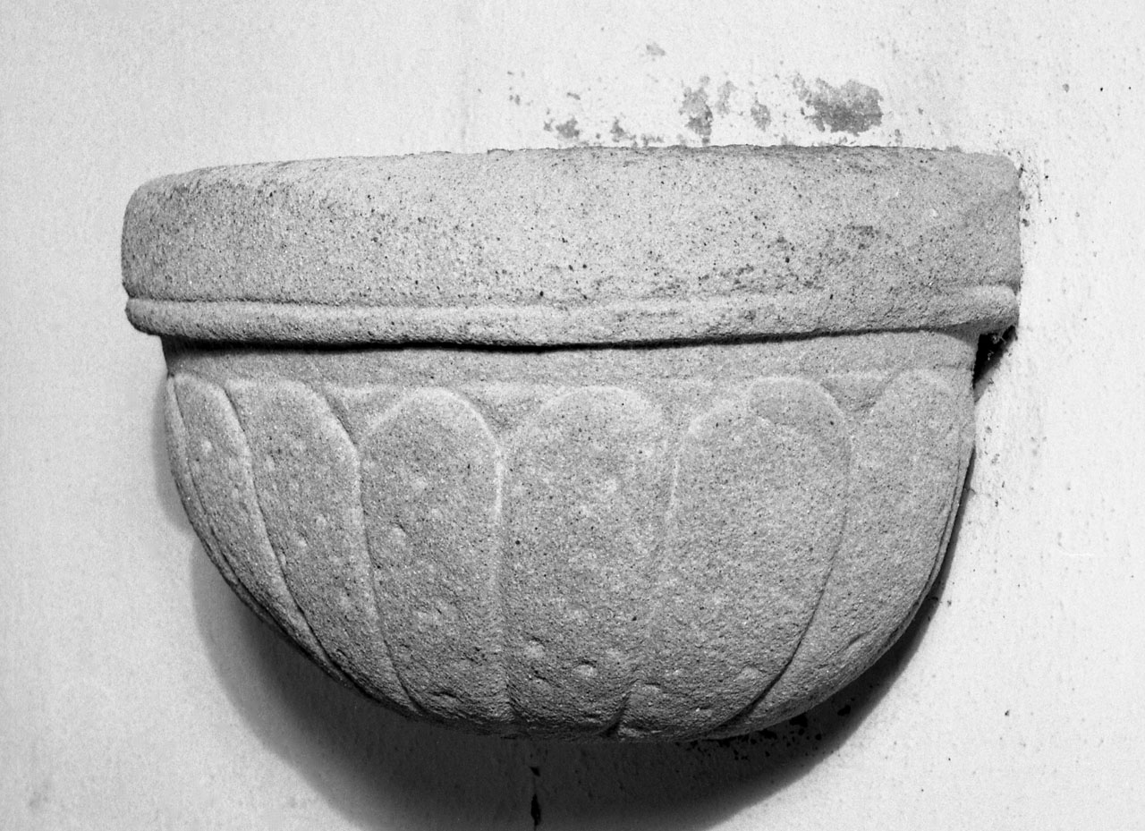 acquasantiera da parete, serie - bottega aretina (sec. XIX)