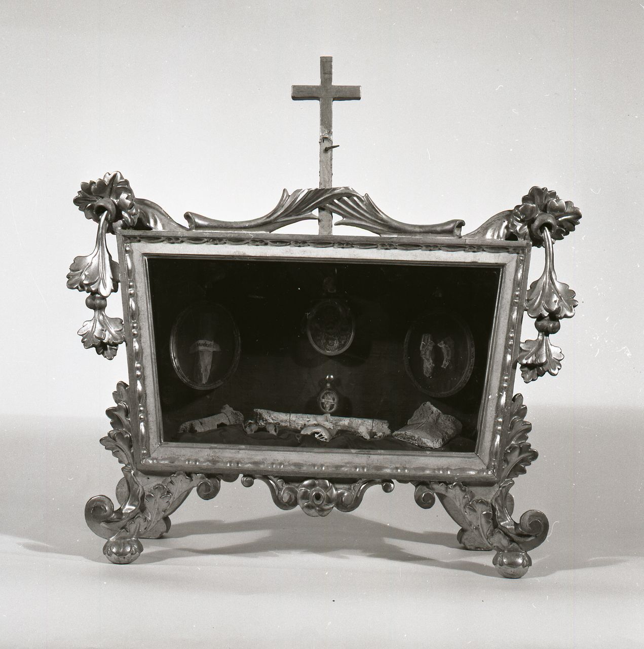 reliquiario a teca - a urna, coppia - bottega toscana (seconda metà sec. XVIII)