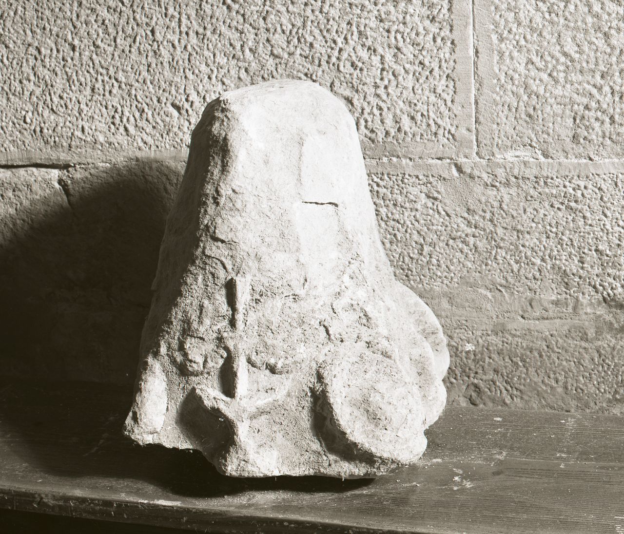 capitello, frammento - bottega toscana (sec. XIII)