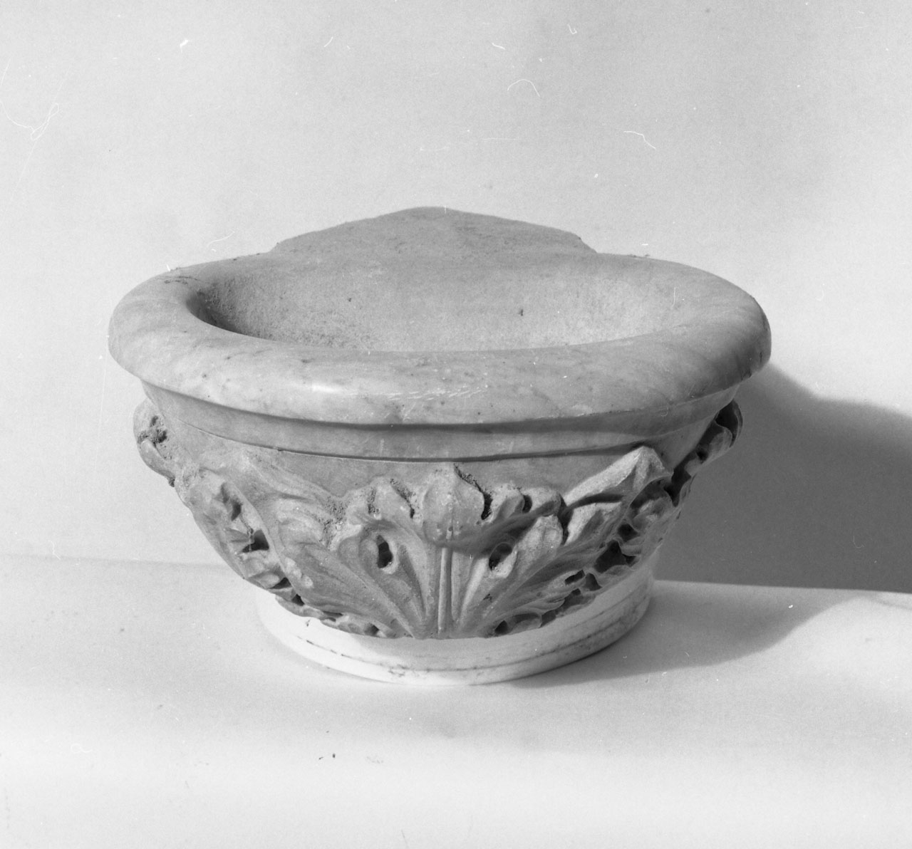 acquasantiera da parete - bottega toscana (metà sec. XVI)