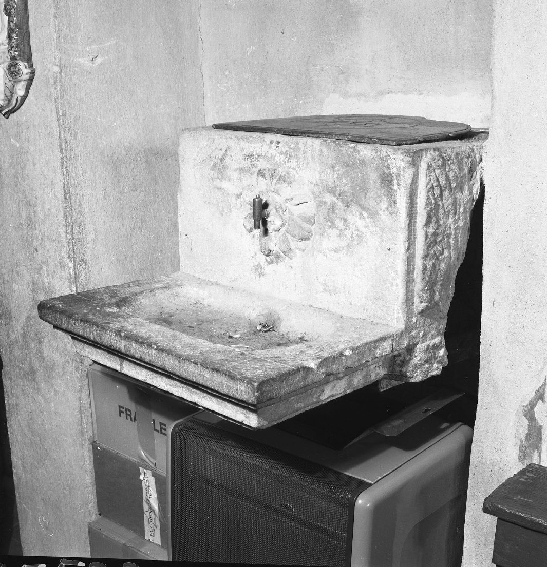 lavabo da sacrestia - bottega toscana (prima metà sec. XVI)