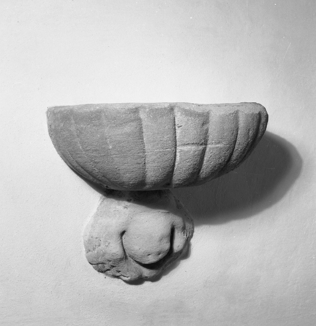 acquasantiera da parete, serie - bottega toscana (prima metà sec. XVI)