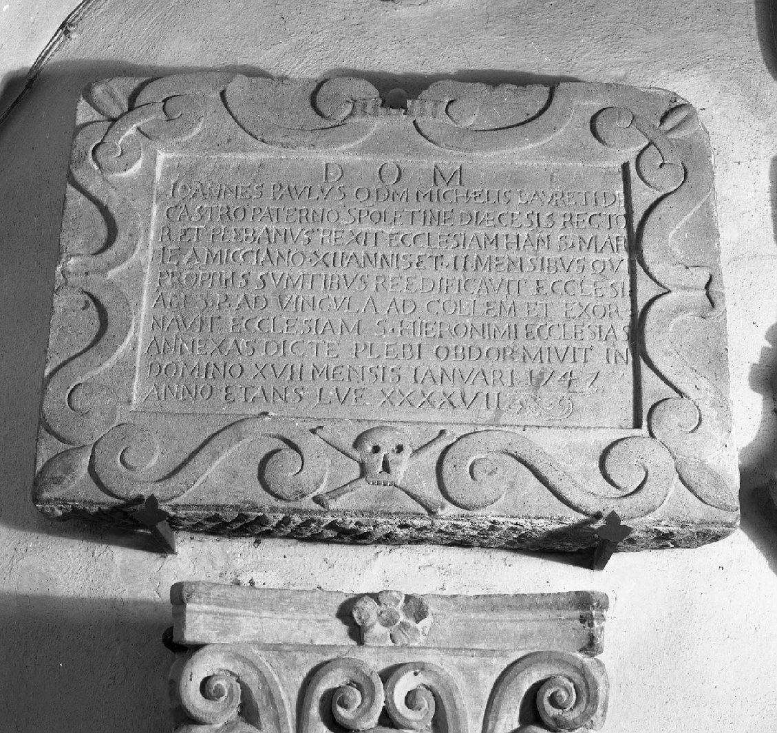 motivi decorativi a volute (lapide commemorativa) - bottega toscana (sec. XVIII)