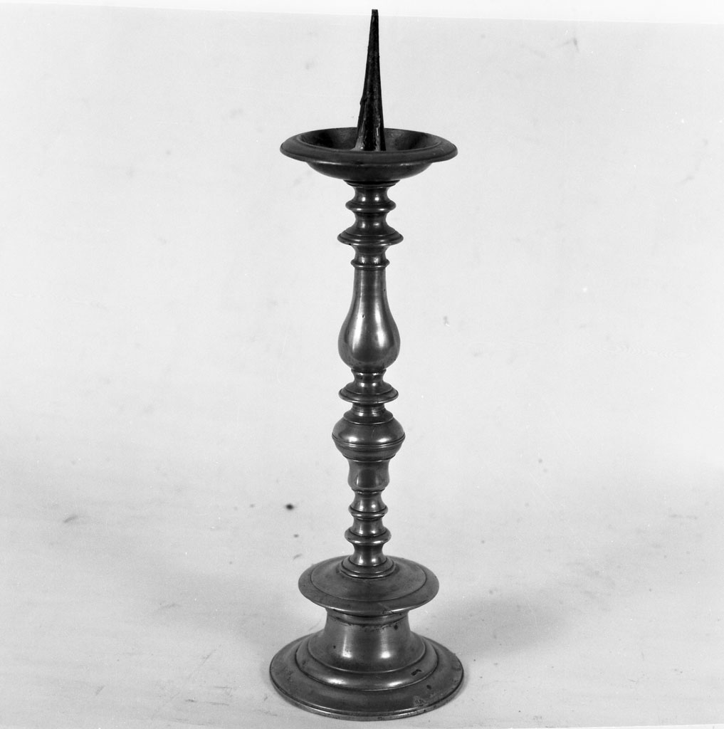 candeliere - bottega toscana (fine/inizio secc. XVII/ XVIII)