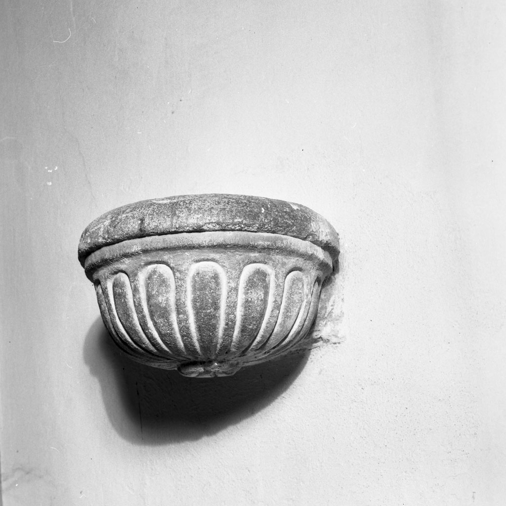 acquasantiera da parete - bottega toscana (seconda metà sec. XVII)