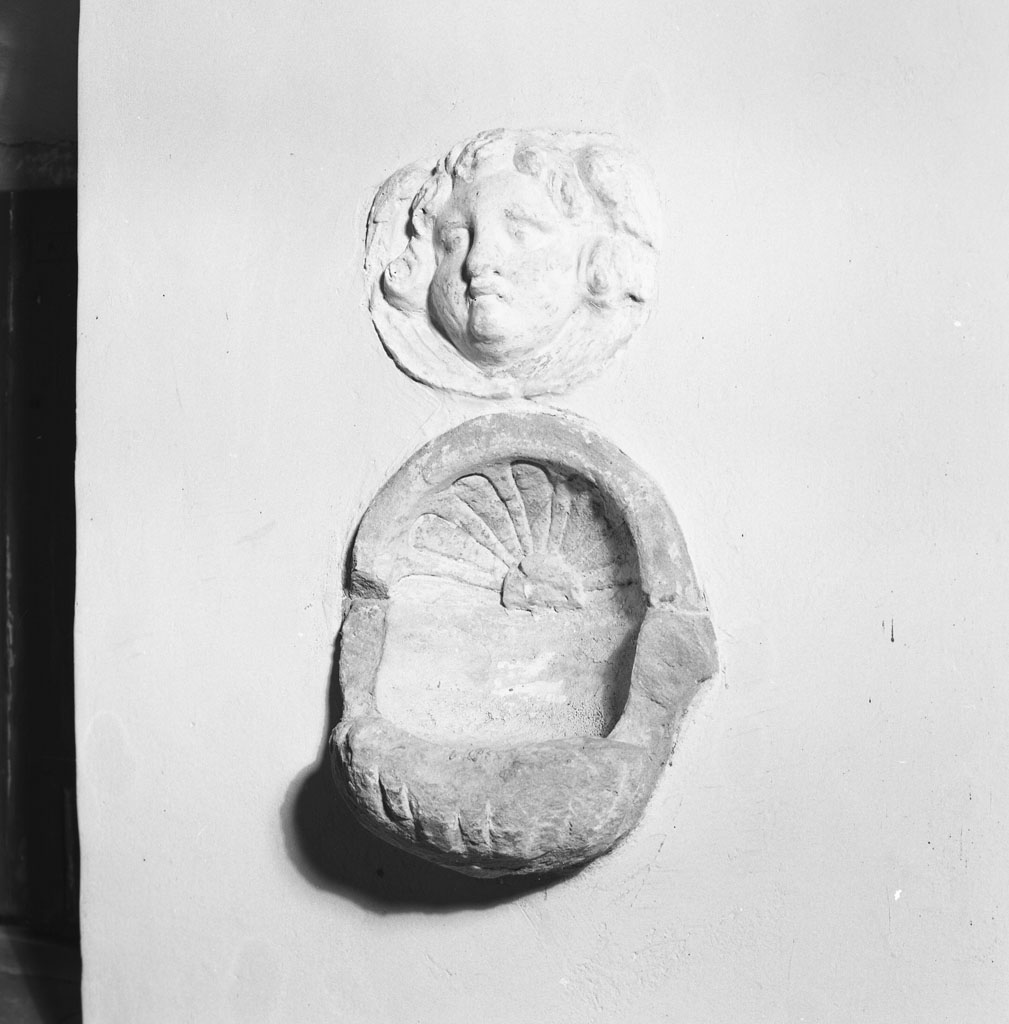 acquasantiera da parete di Bottega fratelli Binoni (prima metà sec. XVII)