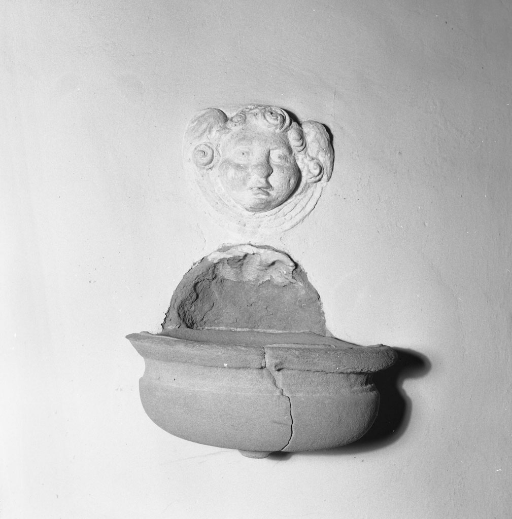acquasantiera da parete di Bottega fratelli Binoni (prima metà sec. XVII)