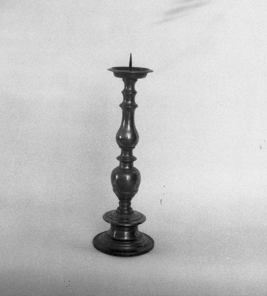 candeliere d'altare, serie - bottega toscana (fine/inizio secc. XVII/ XVIII)