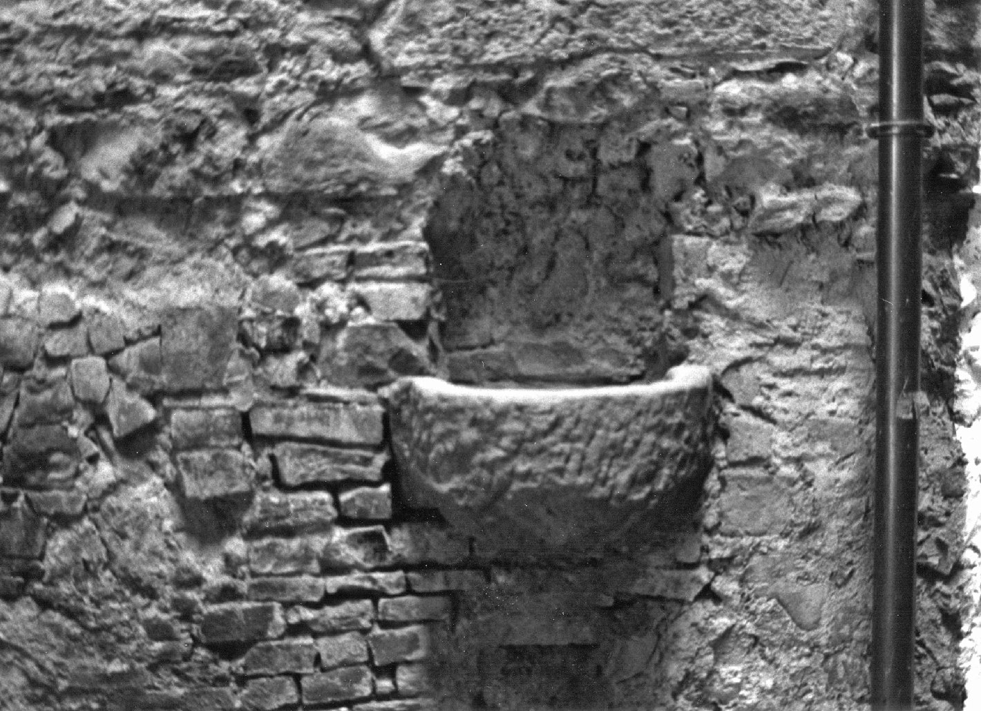 vasca - bottega casentinese (fine/inizio secc. XVI/ XVII)