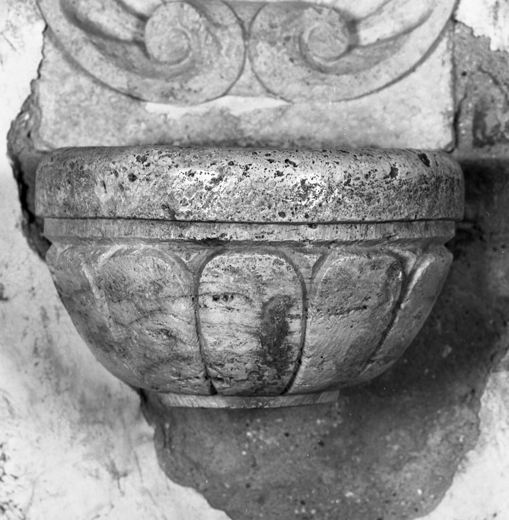 acquasantiera da parete, coppia - bottega toscana (sec. XIX)