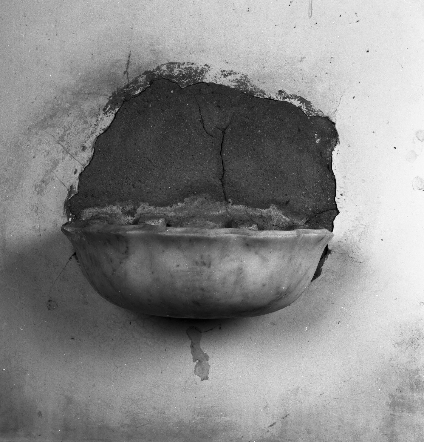 acquasantiera da parete - bottega toscana (prima metà sec. XVIII)