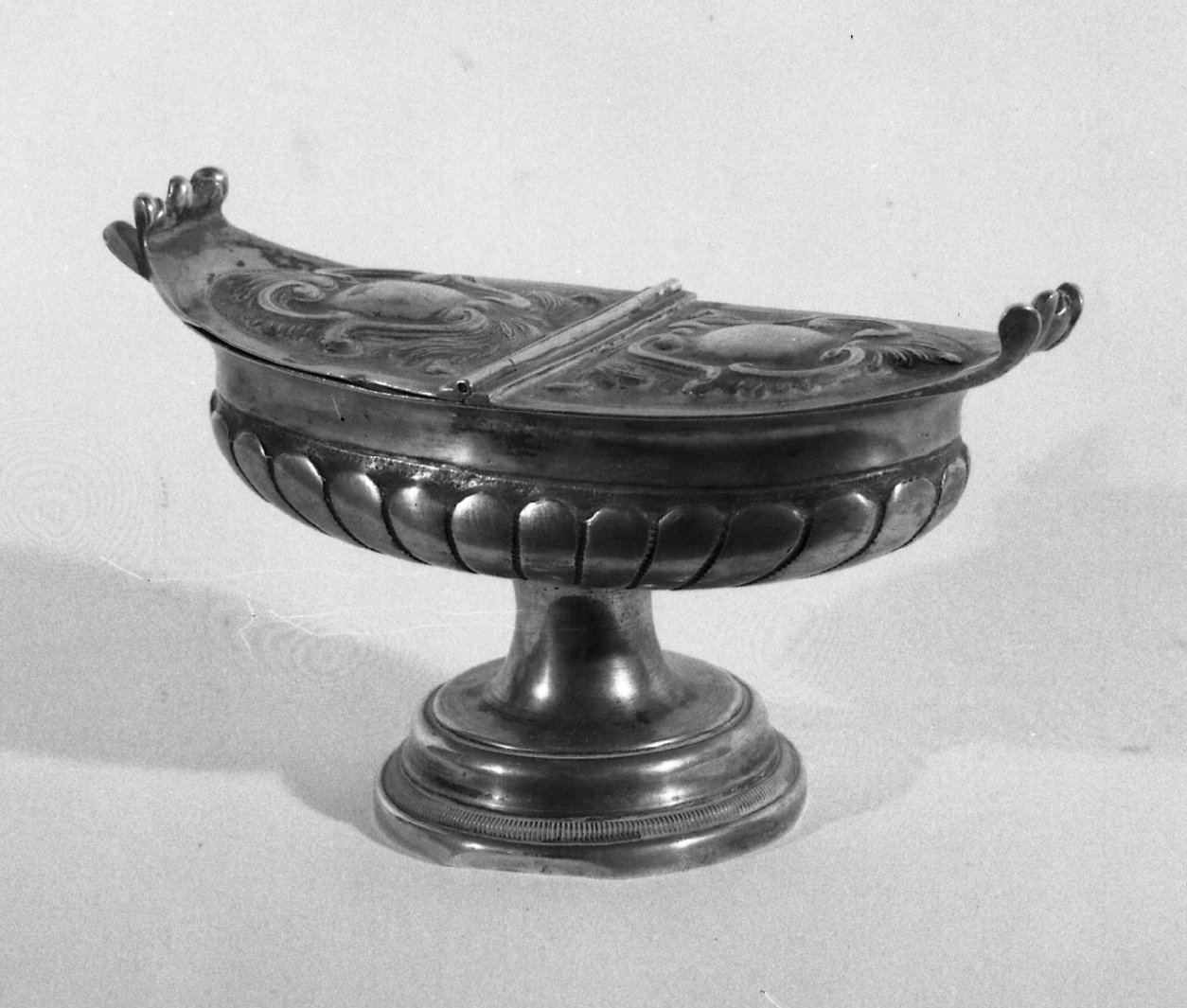 navicella portaincenso - a doppia valva - bottega toscana (sec. XVIII)