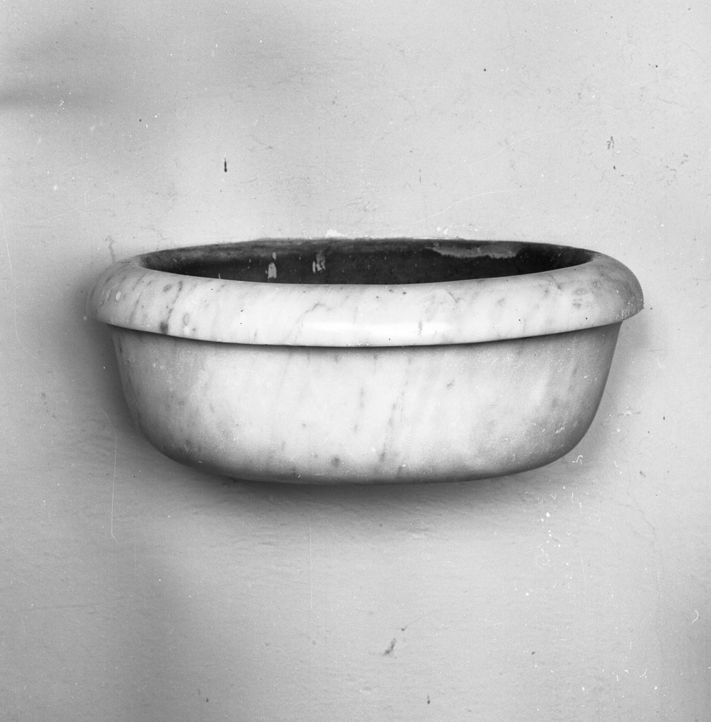 acquasantiera da parete - bottega toscana (sec. XIX)