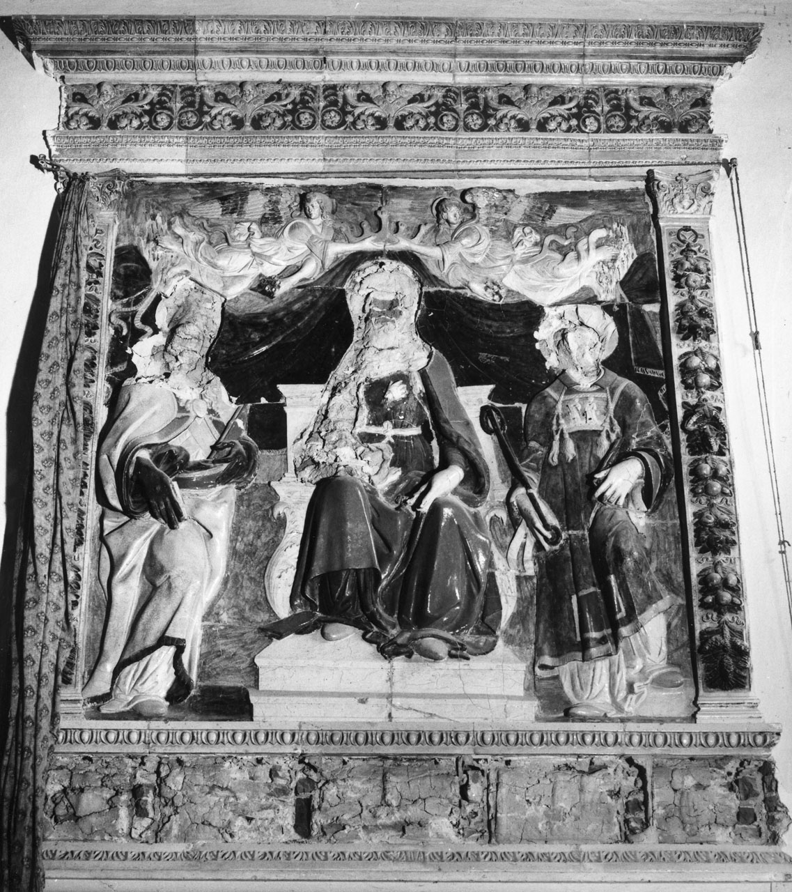 Madonna in trono con Bambino tra San Cassiano e San Leonardo (pala d'altare) di Della Robbia Giovanni Antonio (scuola) (sec. XVI)