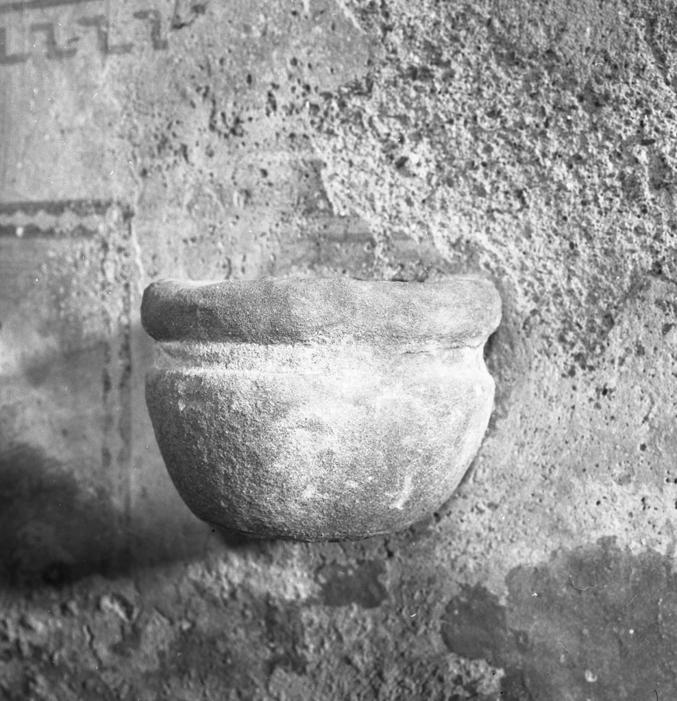 acquasantiera - manifattura toscana (sec. XIX)