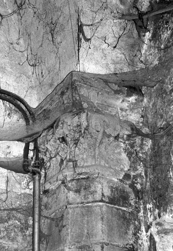 motivi decorativi a foglie d'acanto (semicapitello) - bottega aretina (sec. XIV)