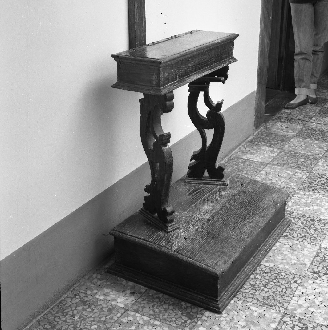 inginocchiatoio - a montanti sagomati, serie - bottega toscana (sec. XVIII)