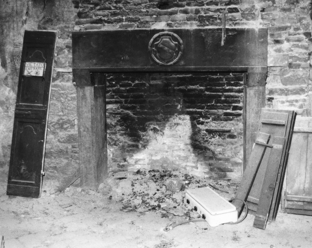 camino, opera isolata - bottega toscana (sec. XVI)