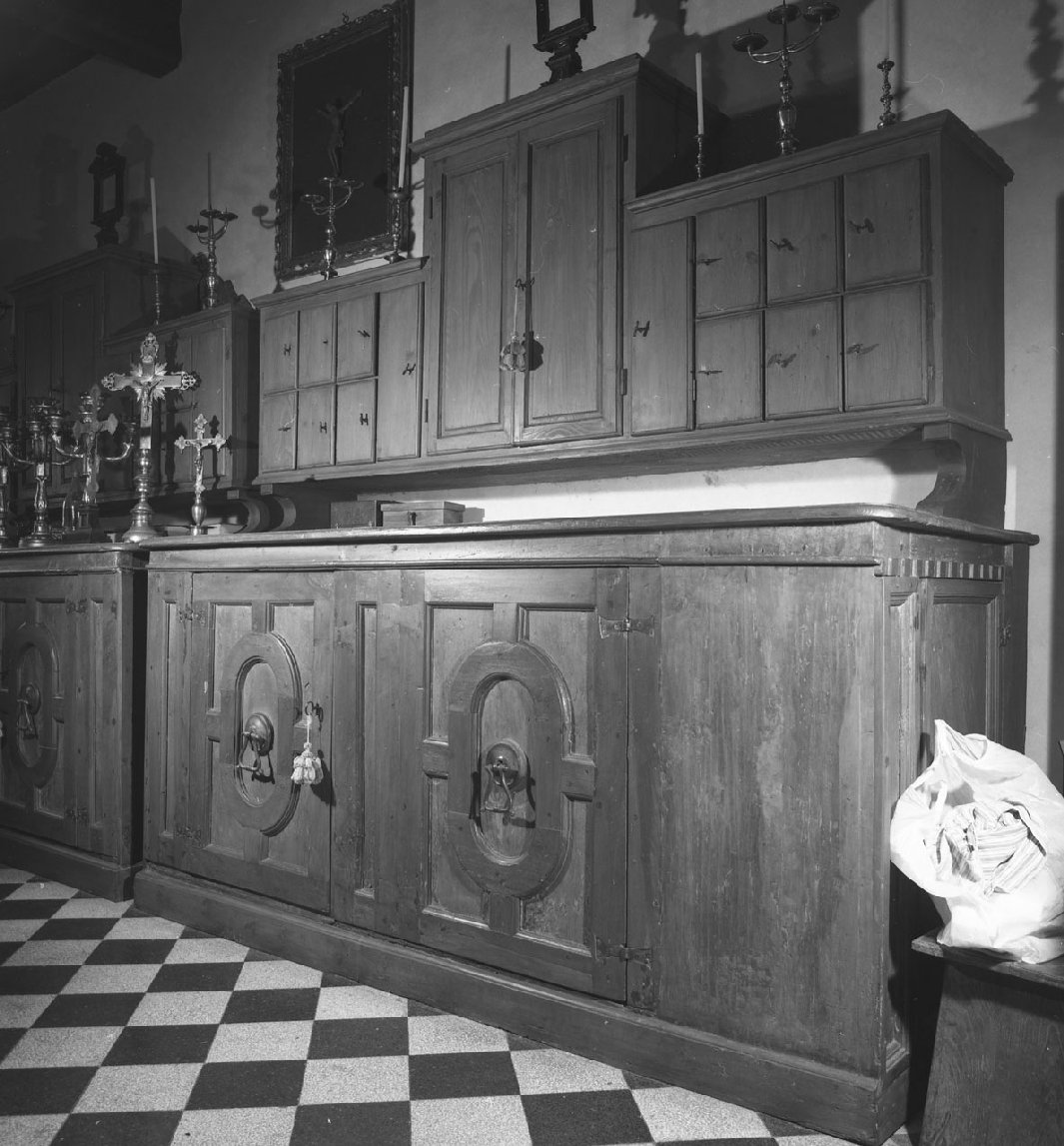 mobile da sacrestia con alzata, serie - bottega toscana (seconda metà sec. XVIII)