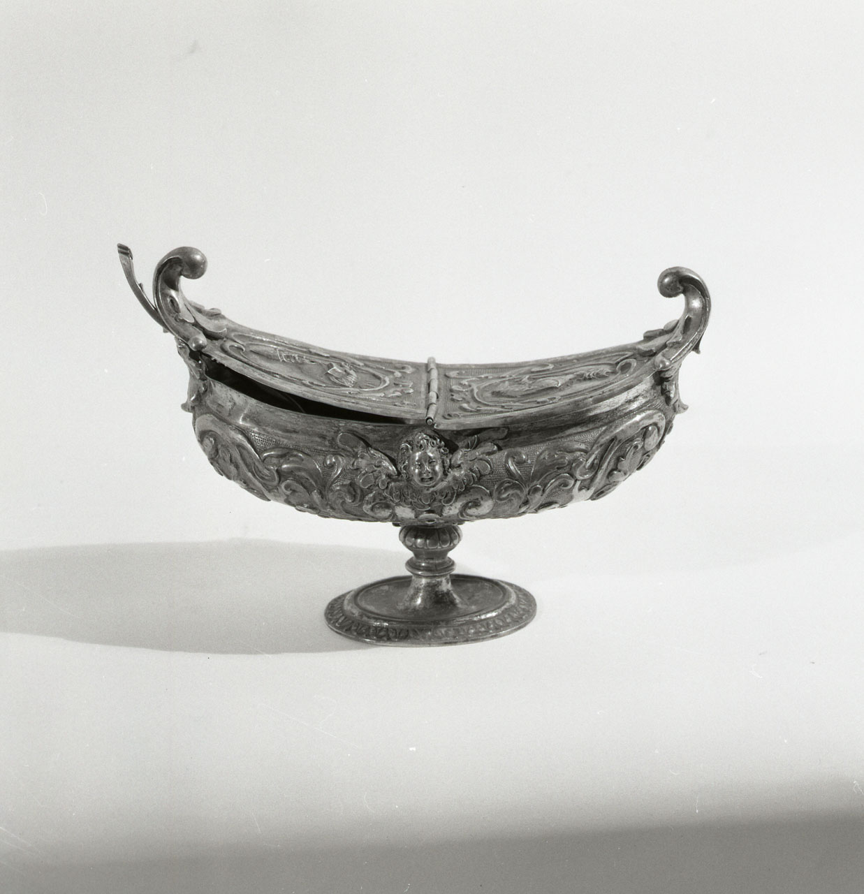 navicella portaincenso - a doppia valva - bottega toscana (fine/inizio secc. XVII/ XVIII)