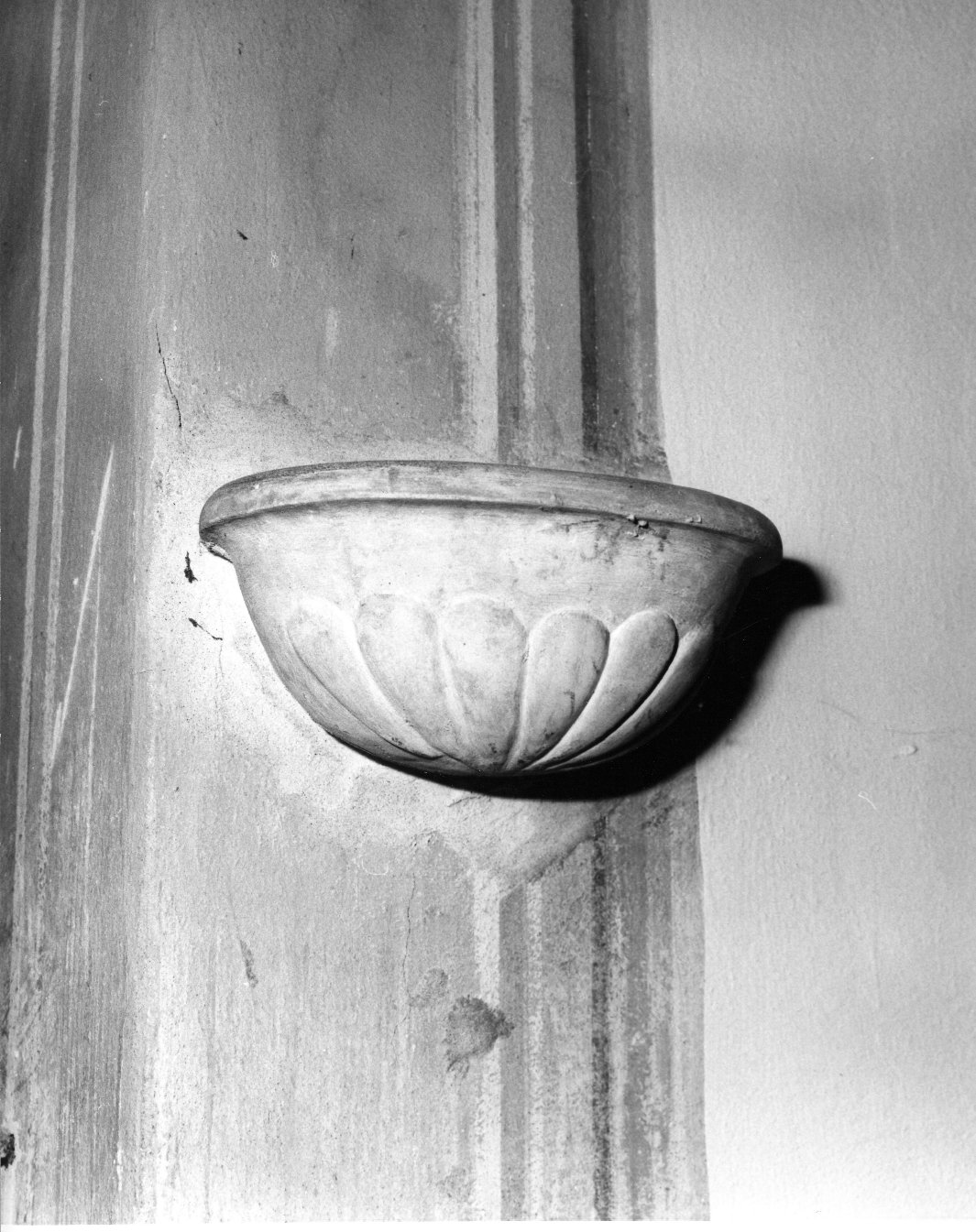 acquasantiera da parete, serie - bottega toscana (secondo quarto sec. XIX)