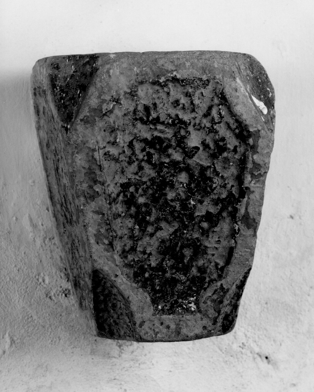 capitello, frammento - bottega toscana (fine sec. IX)