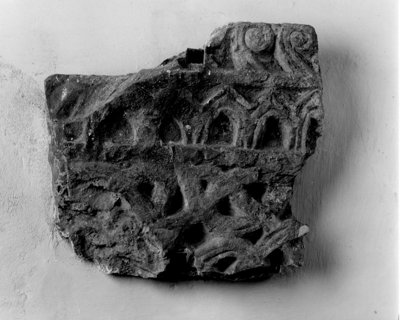 capitello, frammento - bottega toscana (fine sec. IX)