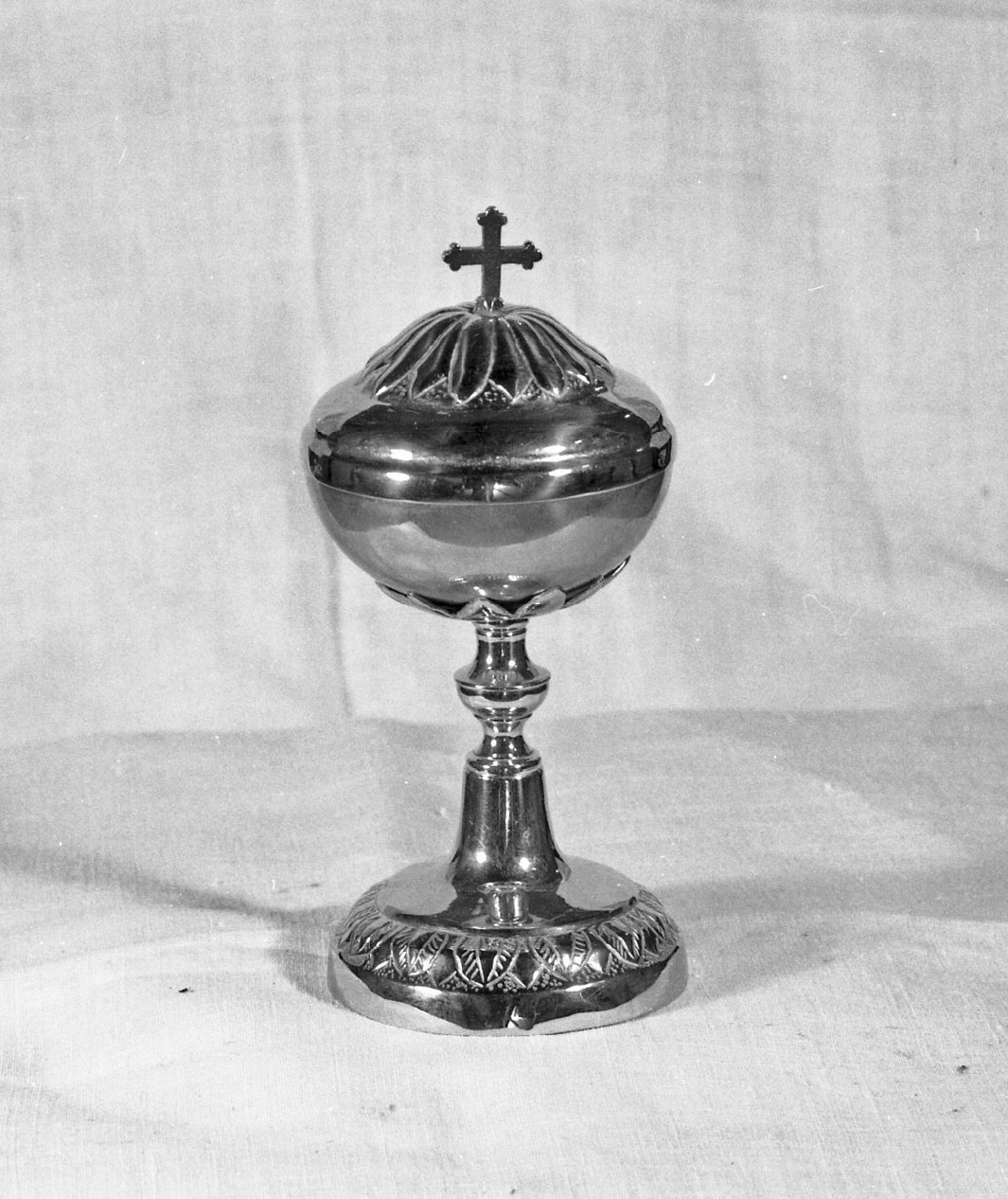 pisside - bottega Italia centro-settentrionale (sec. XIX)