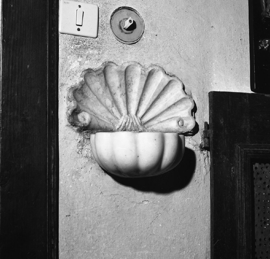 acquasantiera - a conchiglia - bottega toscana (sec. XVII)