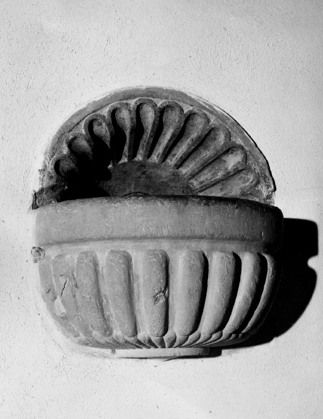 acquasantiera da parete, serie - bottega toscana (sec. XVIII)