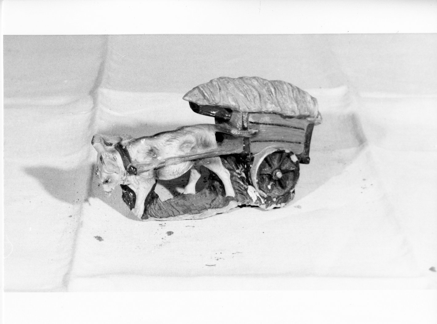 animale trainante un carro (statuetta di presepio, elemento d'insieme) - bottega toscana (primo quarto sec. XX)