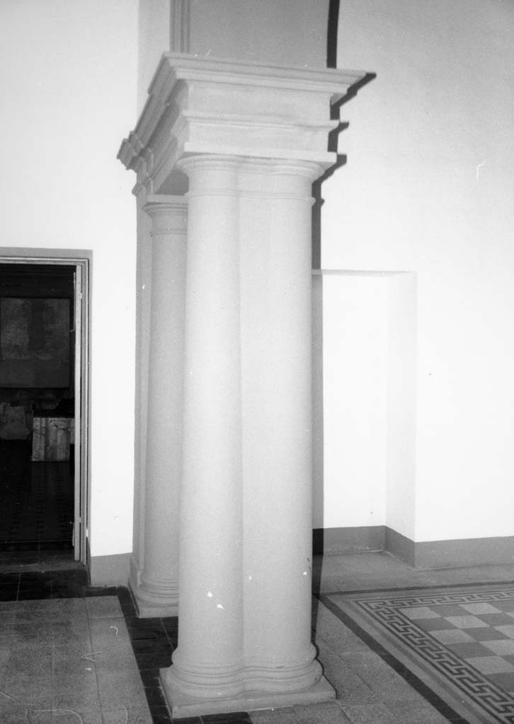 colonna, serie - bottega aretina (sec. XIX)