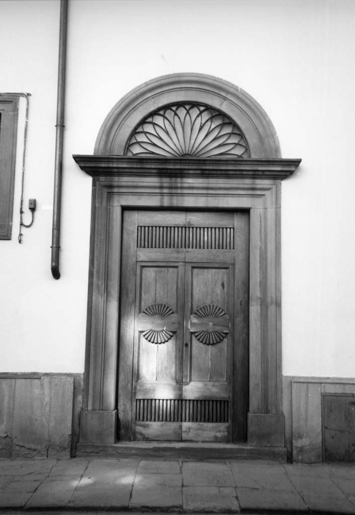 portale architravato, serie - bottega aretina (metà sec. XX)