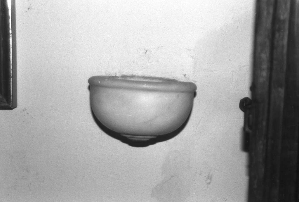 acquasantiera da parete - bottega aretina (sec. XIX)