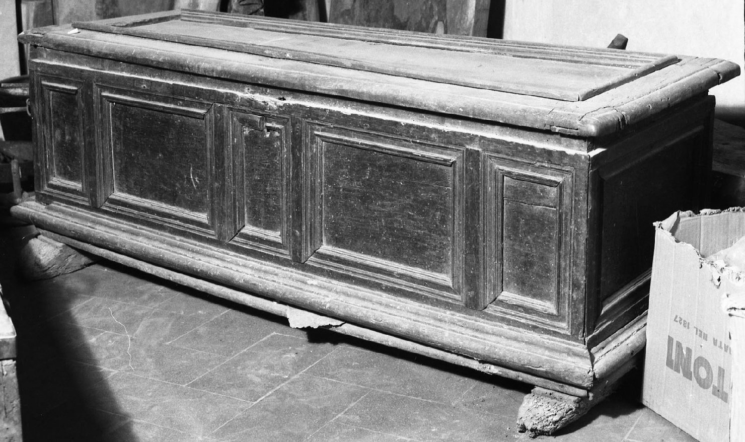 cassapanca - manifattura toscana (fine/inizio secc. XVI/ XVII)