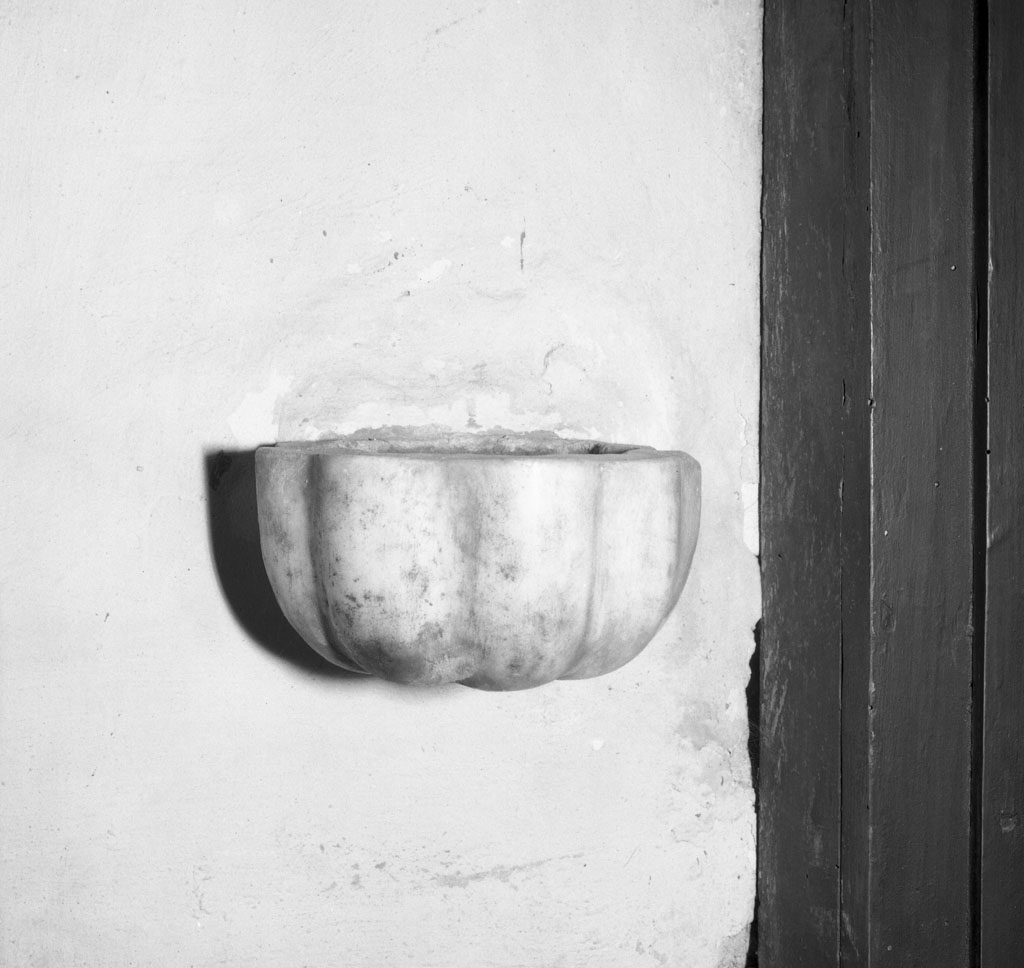 acquasantiera - a conchiglia - bottega toscana (inizio sec. XIX)